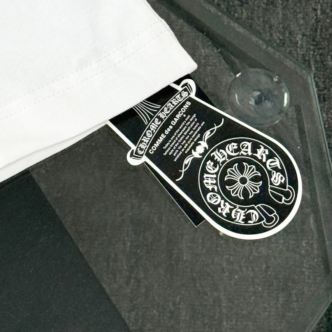 P180 Chrome Hearts 25 high-end versions. The fabric is made of 300 grams of high-density pure cotton. It does not deform or shrink. It has three complete standards. It is the same style for men and women. Technology: imported hot diamond + calendered leather flocking. Color: White Black SIZE: S-XL